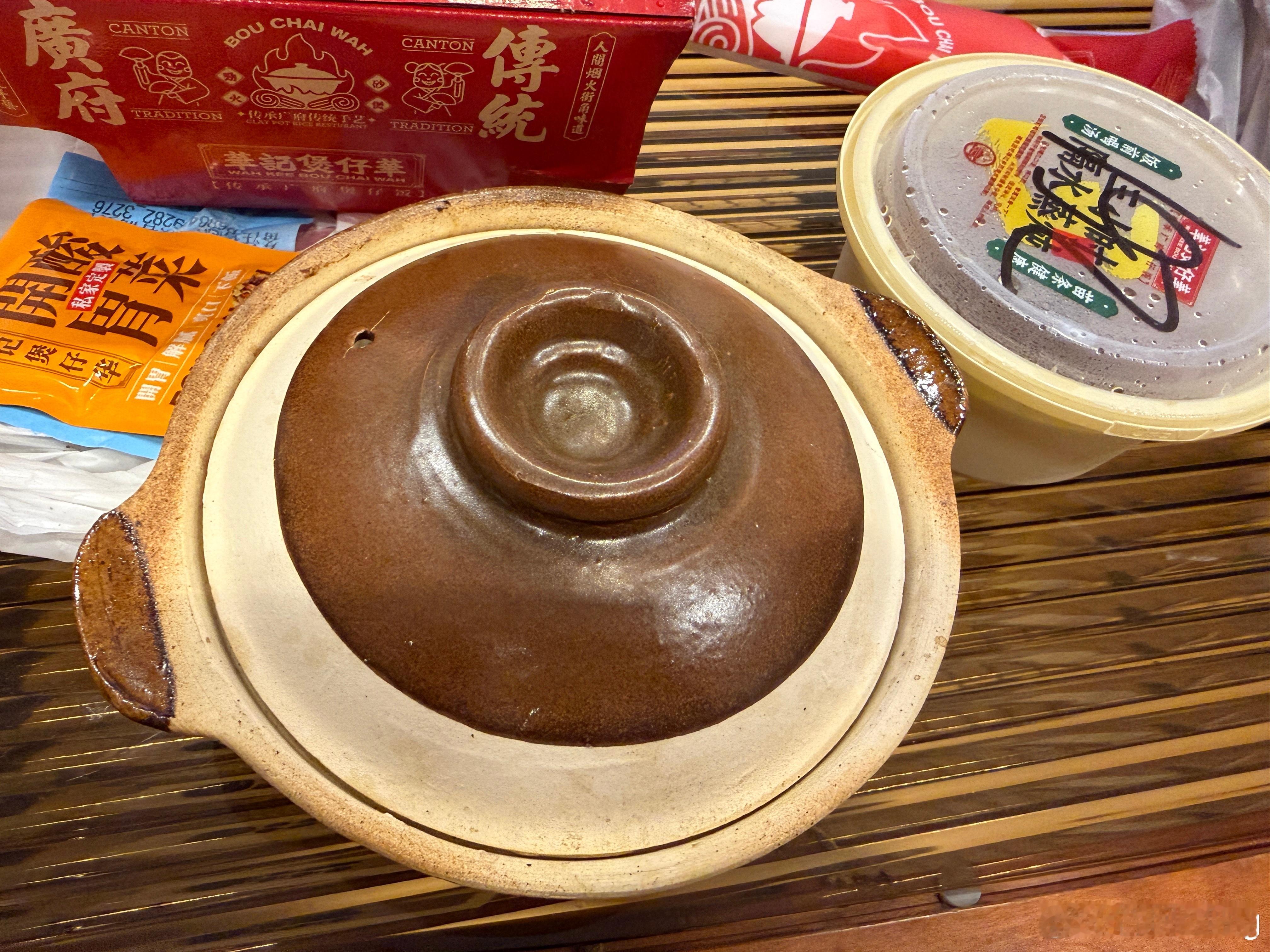 以前外卖都不怎么敢点煲仔饭，因为等快递送到上门已经不好吃了。现在外卖煲仔饭是连煲