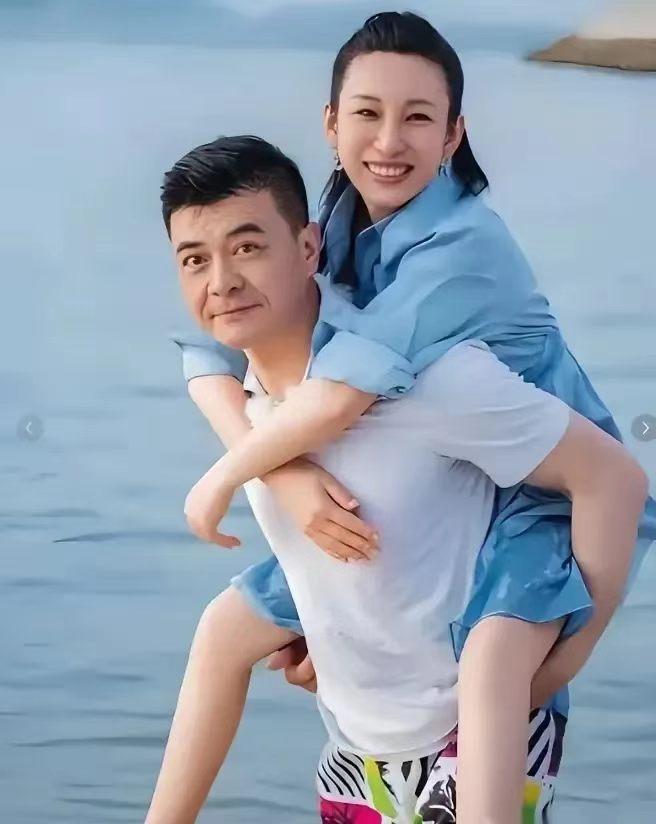 当年，陈建斌当众开玩笑说：“秦海璐老公长得不咋地”，结果秦海璐瞬间炸了。她直接怼