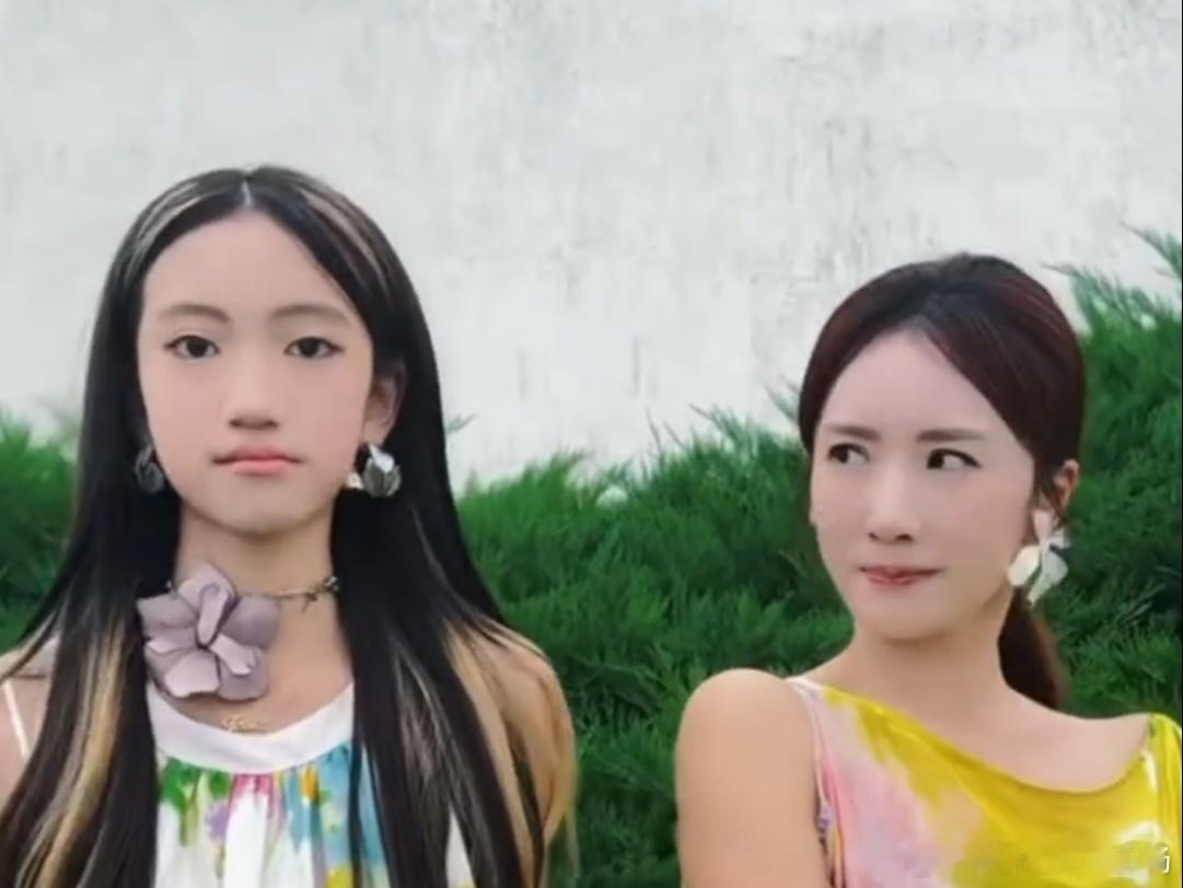 刷到41岁李念跟14岁女儿跳舞的视频，女儿个子看着都快要超过妈妈了。两个人一起跳舞，状态很活跃，能看