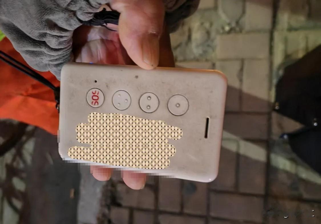 一、微薄收入与高危劳动：月薪不足2000元，时薪低于共享充电宝三四线城市环卫工