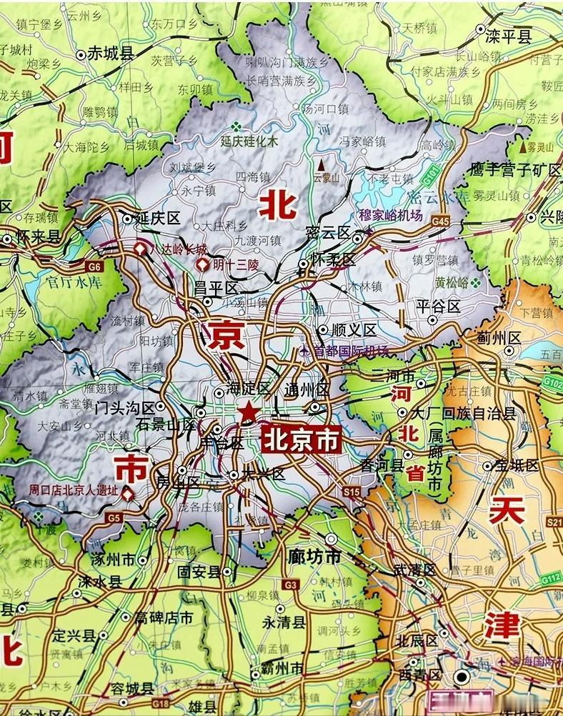 今天京津两市的地域面积和一些河北地级市相比其实差不多，但形成的路径却迥然不同。过