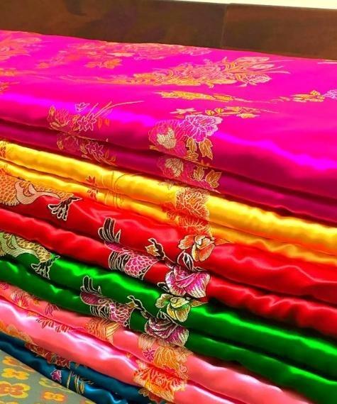 终于知道，为什么现在有人高价收缎面被面了。老房子里最容易被误会的东西，往往不