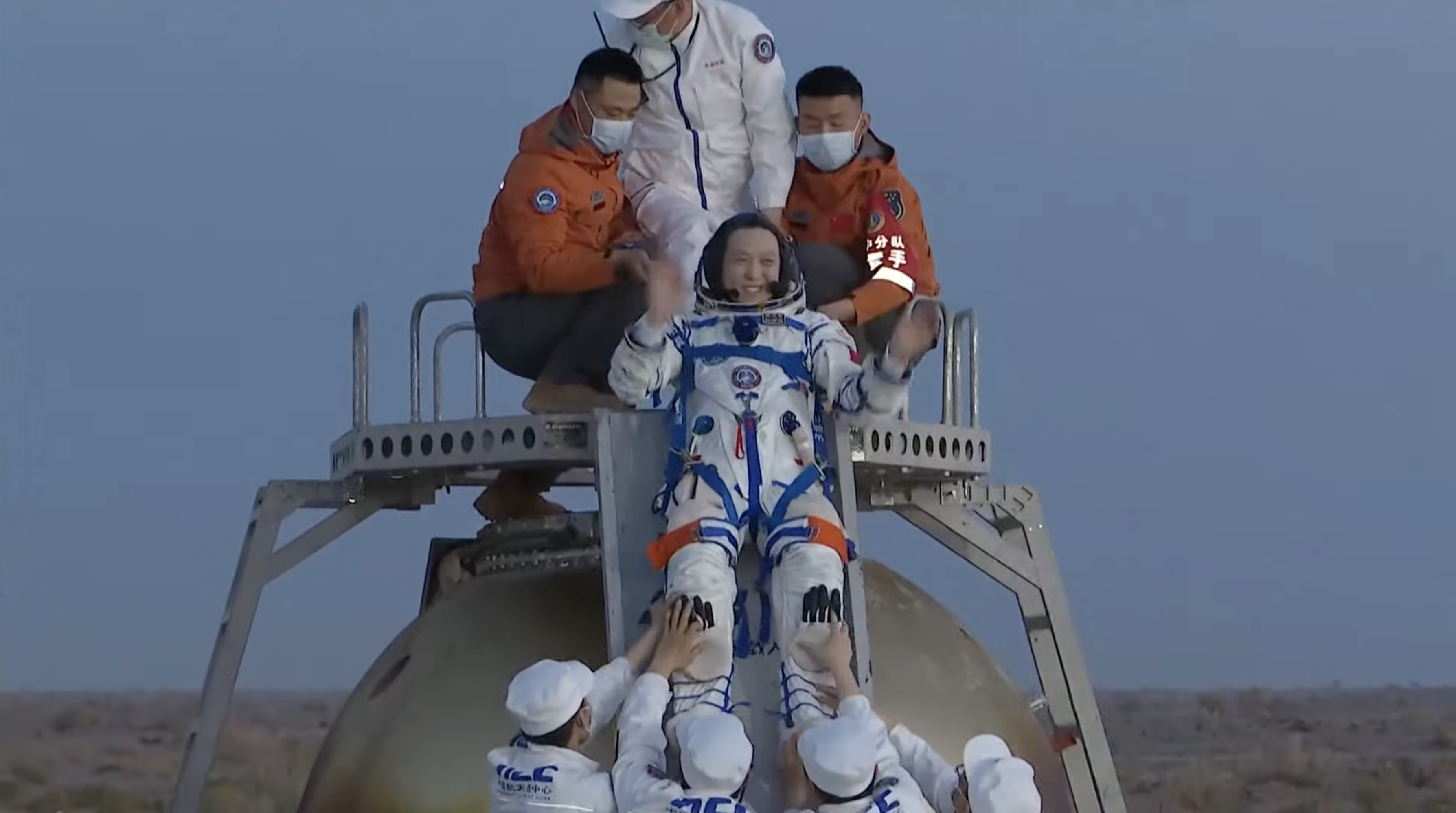 航天员张洪章已出舱，回答记者提问时说，是祖国让他的科学理想和空天梦想的完美融合.