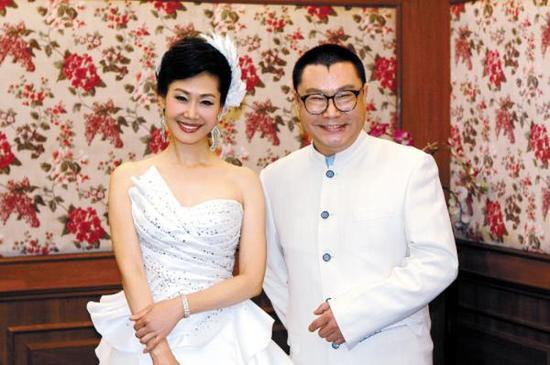 于文华这一路可真不容易！三拒尹相杰，离婚后带着孩子嫁给粉丝，现在却活成了很多人羡