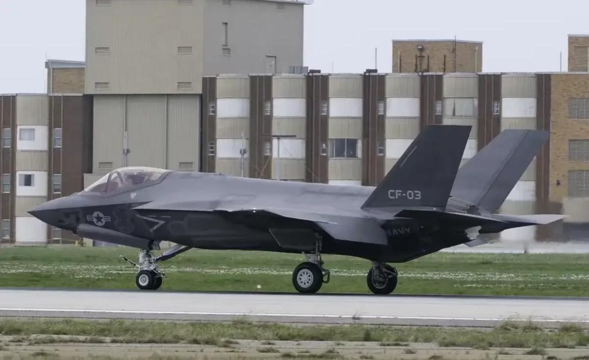 美军一直搞不明白，为啥自己的主力战机F-35刚从日本基地起飞，飞行不到200公里