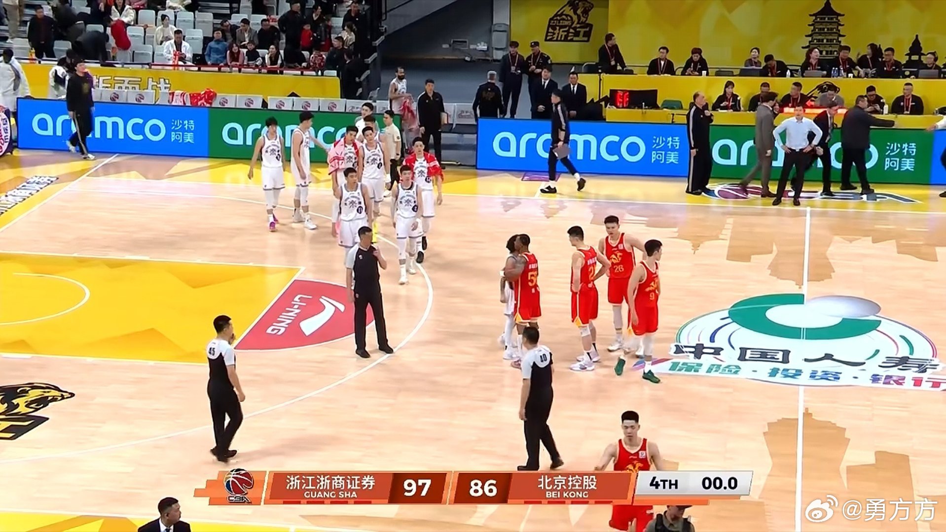 广厦男篮战胜北控男篮北控还是遭遇了三连败，这场打得挺顽强的，无奈防守稳定性依旧