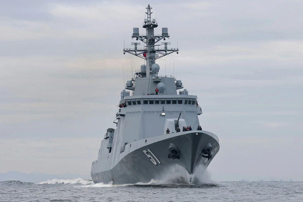 朝鲜元首登上第一战舰，5000吨级驱逐舰机动性试航！ 崔贤号是朝鲜打造的第一