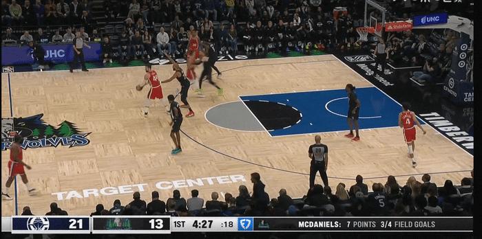 非常有意思的一个进攻回合，按照原定战术布置，应该是借柯林斯和祖巴茨梯次掩护跑到弧