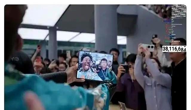 为什么很多美国人到了中国后不笑，全都表情严肃地看着中国的一切？因为这些外国人