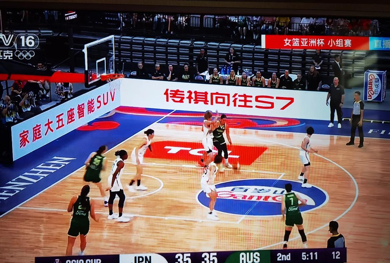 亚洲杯日本女篮对澳大利亚女篮的比赛在央视16频道也就是奥林匹克频道正在转播。从现