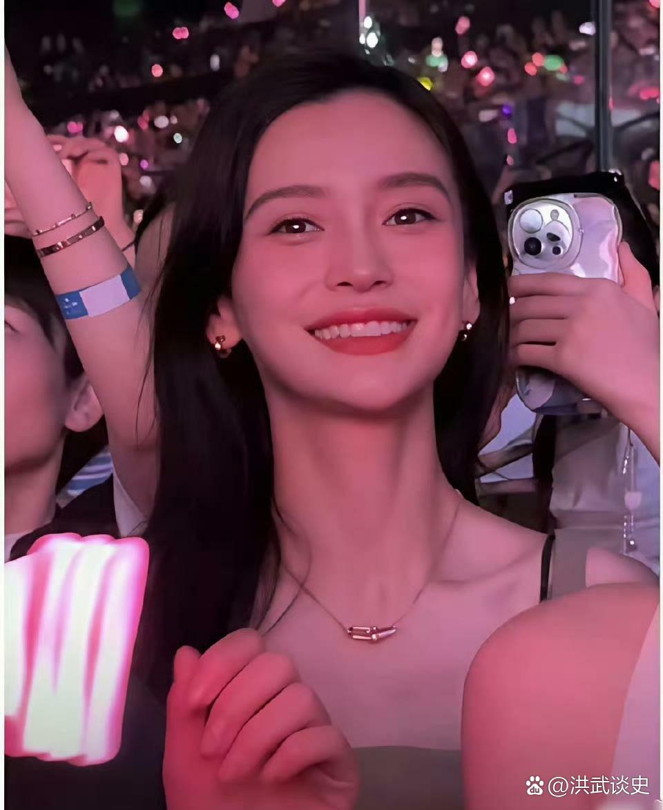 演唱会上的叶珂和杨颖图三太形象了