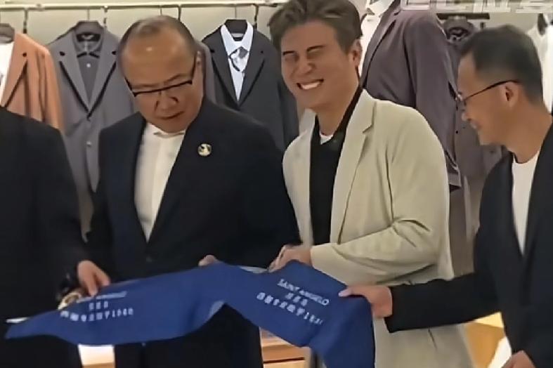 李乃文被品牌邀请剪彩，他动作慢了一拍就算了，剪的还不顺畅，不顺畅也就算了，剪完他