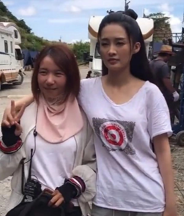 李沁剧组旧照被翻出，衣着朴素接地气，与工作人员合影没架子