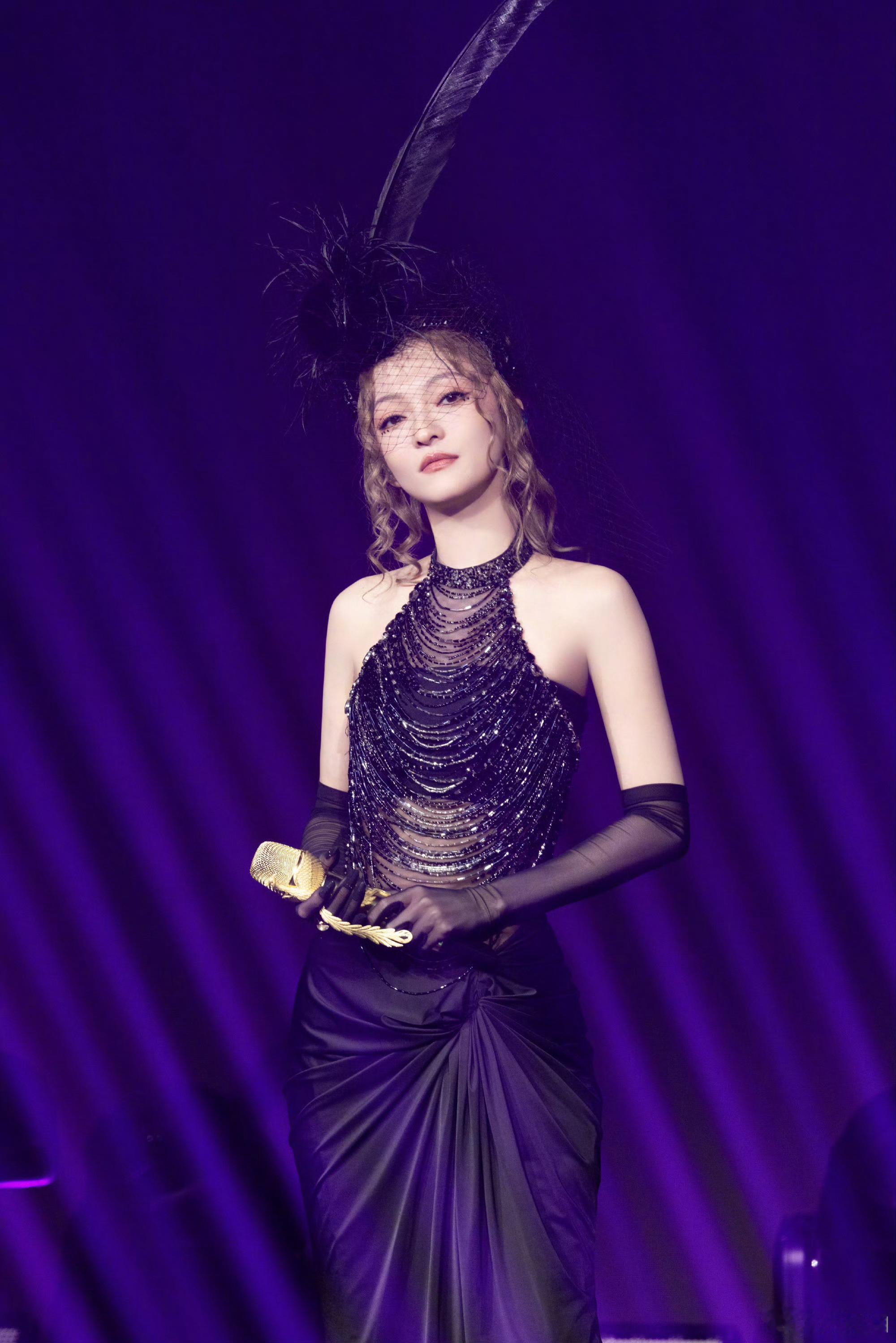 张韶涵2025有效巡演效应每一套舞台造型都好美，简直视觉盛宴～​​​