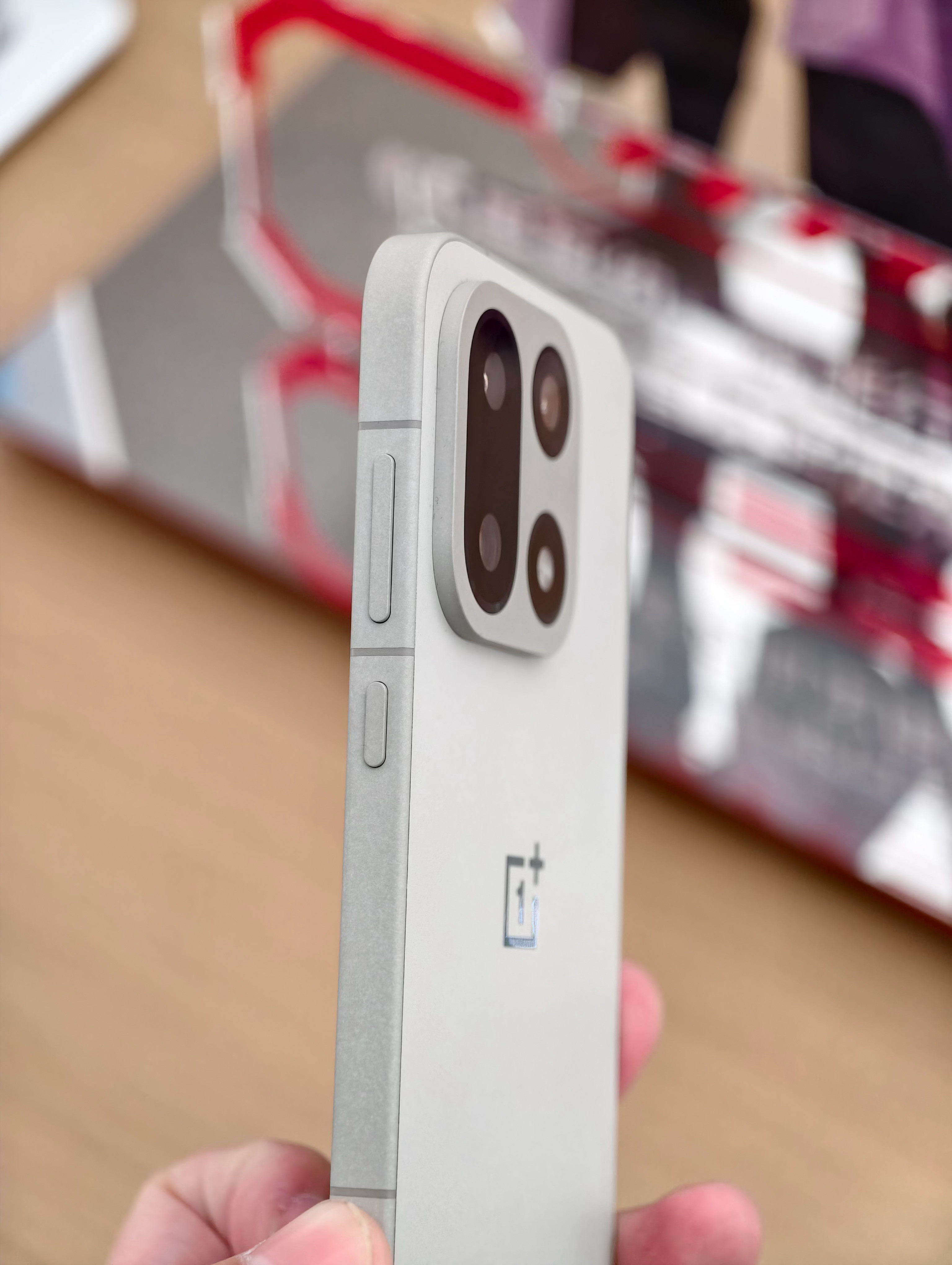 一加15这个沙丘色我真太喜欢了，裸机不滑，手感很温润，低调又内敛，真特么绝了