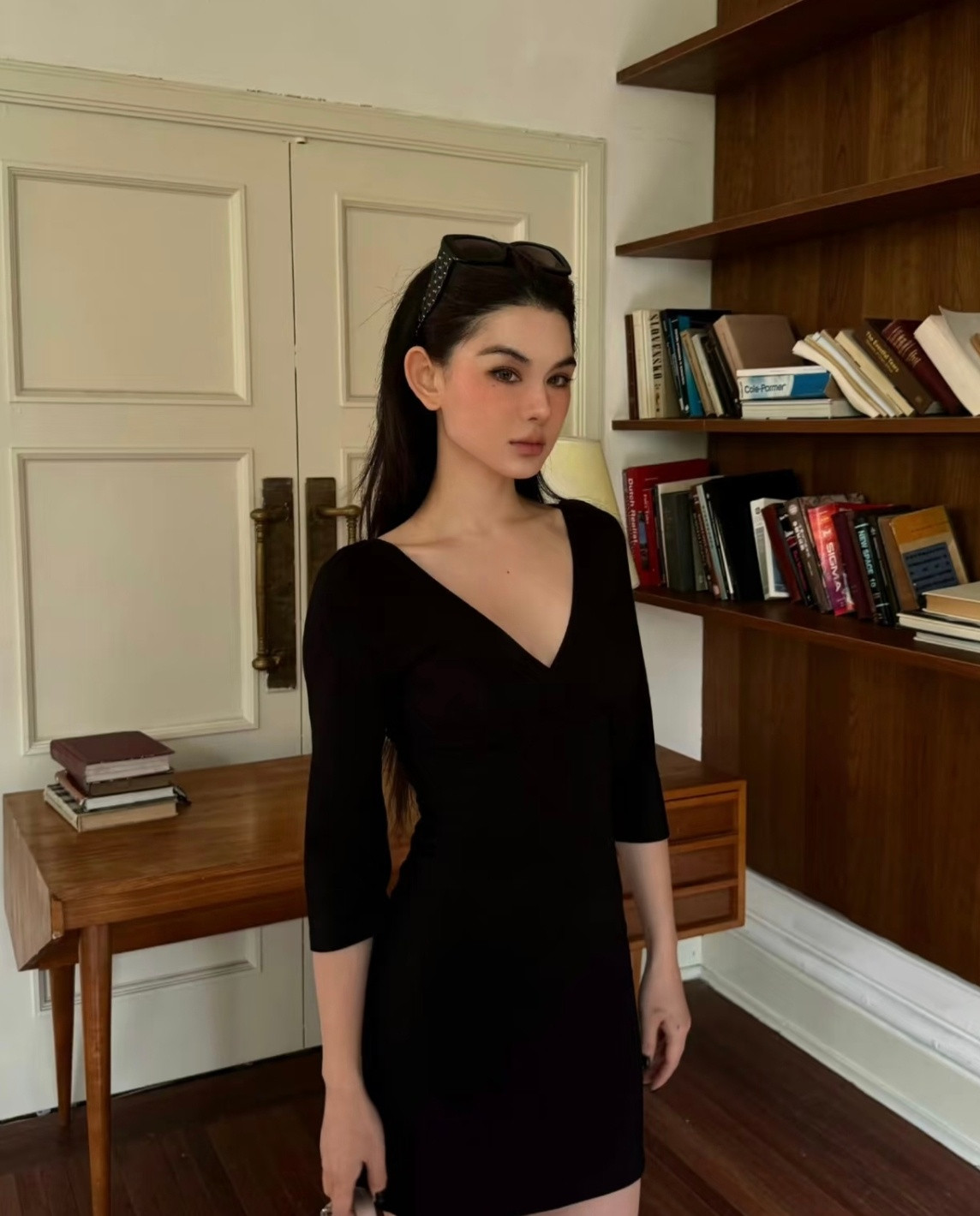 网友在日本偶遇阮经天和女友逛街，两人十指紧扣，感情很好。女友是混血模特。阮经天对