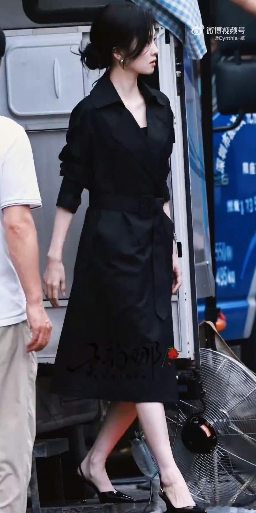 白鹿完全妈妈褪去小女生的稚嫩，一身精英气场，独立清醒，有着不容小觑的魄力。