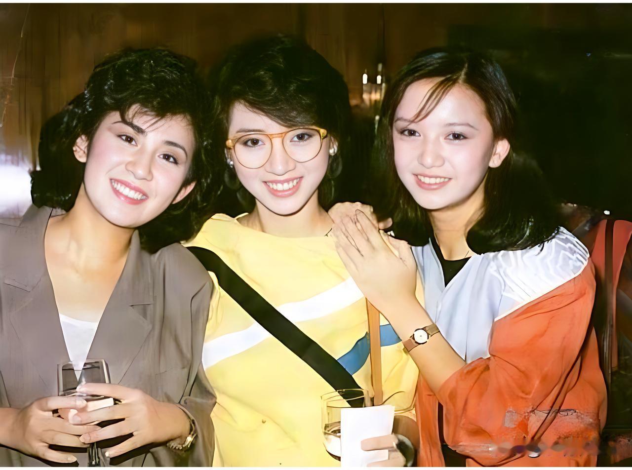 一九八四年，香港，吴君如与梅艳芳和曾华倩同框的合影。当时吴君如十九岁，梅艳芳二十