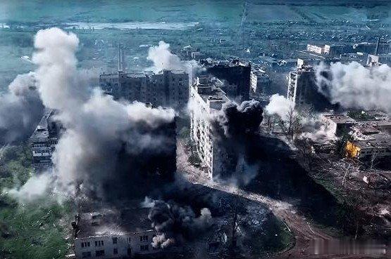 凤凰新闻【乌克兰全线崩溃，俄夏季攻势夺3500平方公里，红军城战役接近尾声】【军