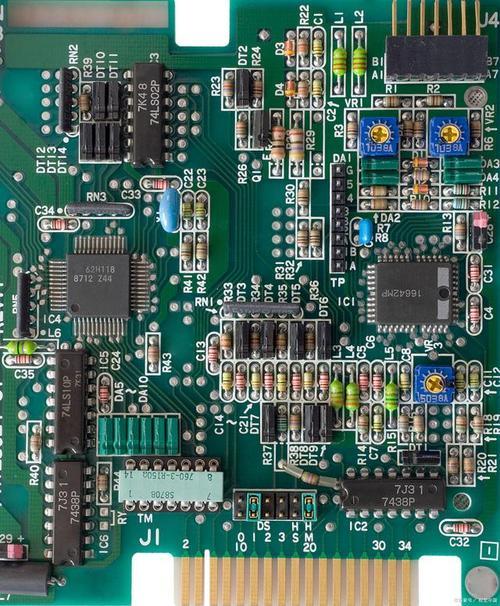 AI服务器狂飙! PCB设备藏着造芯同款机遇? 国产五虎已突围