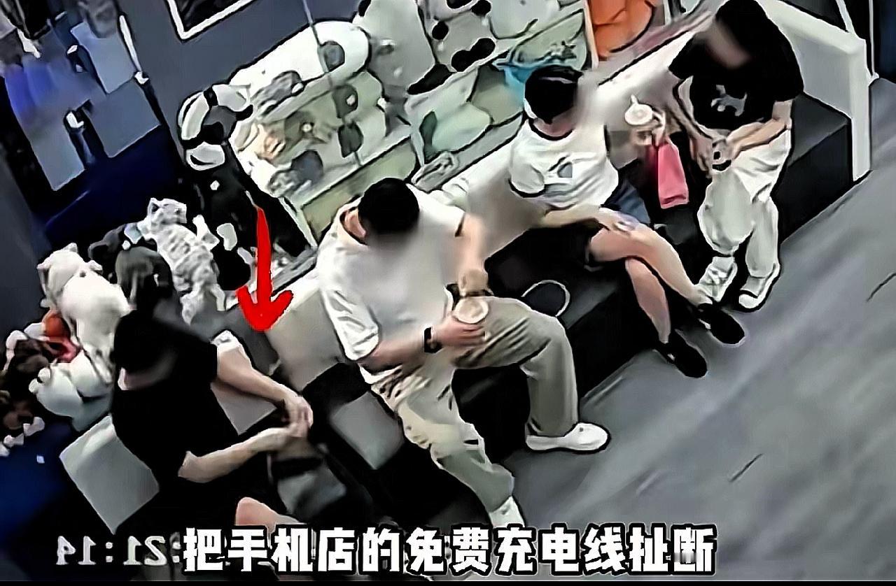 必须给哈尔滨当地媒体点个大写的赞！不护短、不打码，直接把故意毁人充电线的男子曝光