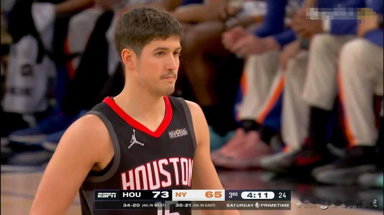 火箭队记LachardBinkley怒批乌度卡教练的用人策略！在今天火箭客场以