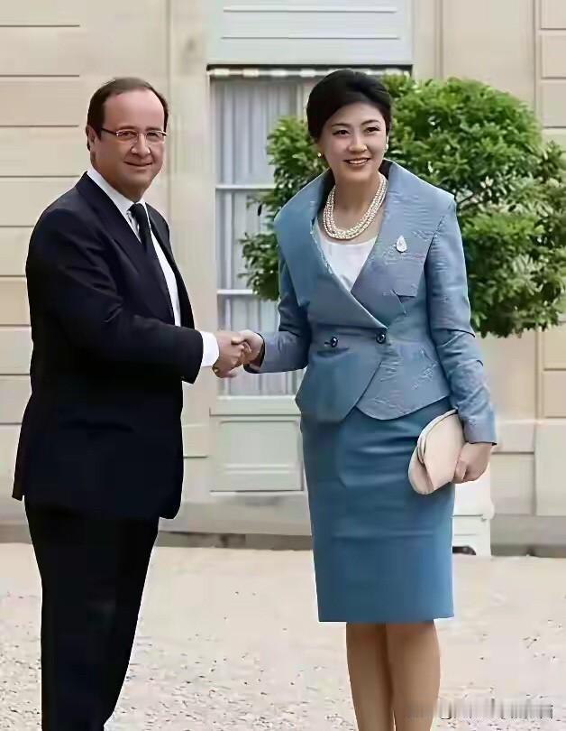 这是典型的亚洲标准美女，非常简单的一套浅蓝套装，穿在她身上却格外出众，是美人胚子