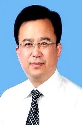 济宁那个拿了“全国劳模”的卫健委一把手，焦华，退休都好几年了。结果，人自己走进