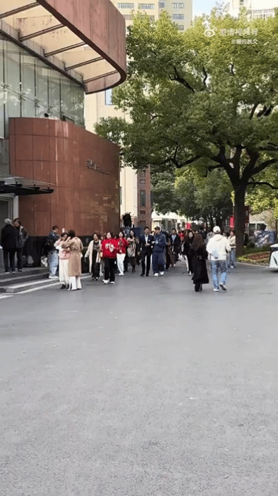 郑恺就差把无语写在脸上了不是因为一张聚餐图给他发三遍而是因为陈赫和杜江竟然模