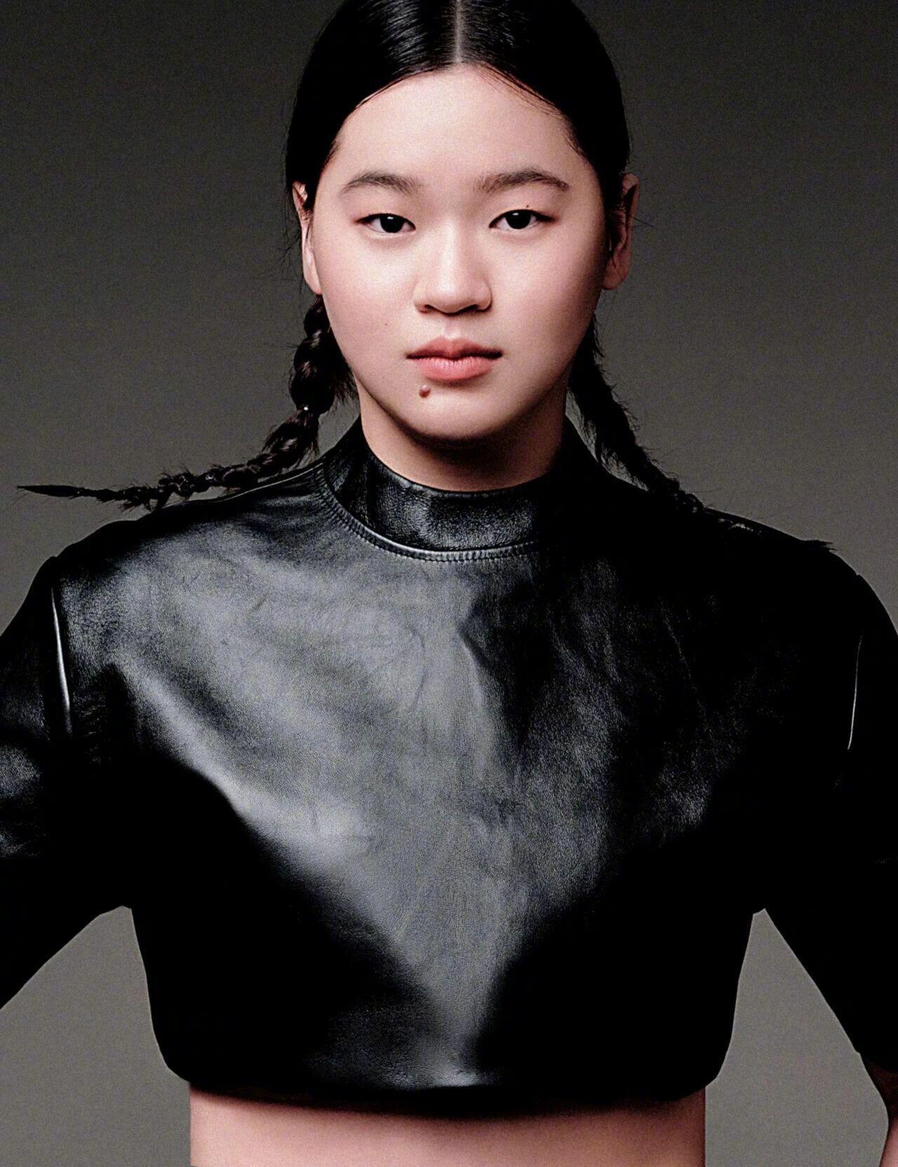 当“婵宝”被套上了时尚模板，《人物》杂志把全红婵放进“2025年度面孔”，还配了