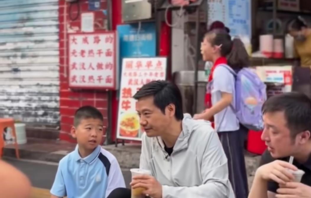 第一个不把雷军当回事的人，就这么大大方方地出现了。"吃个饭还要这么多人拍照，