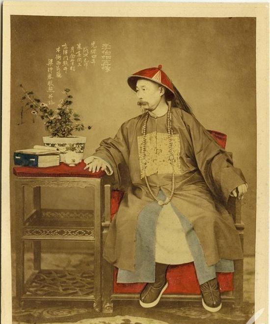 1958年，李鸿章墓被炸药炸开，棺材遗物有，眼镜、怀表、拐杖、陀罗尼经被、黄马褂