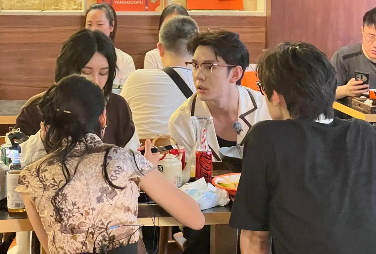 有网友在巴黎偶遇李佳琦、尚雯婕她们吃火锅！哈哈，果然是我们中国胃，出国了还是忍不
