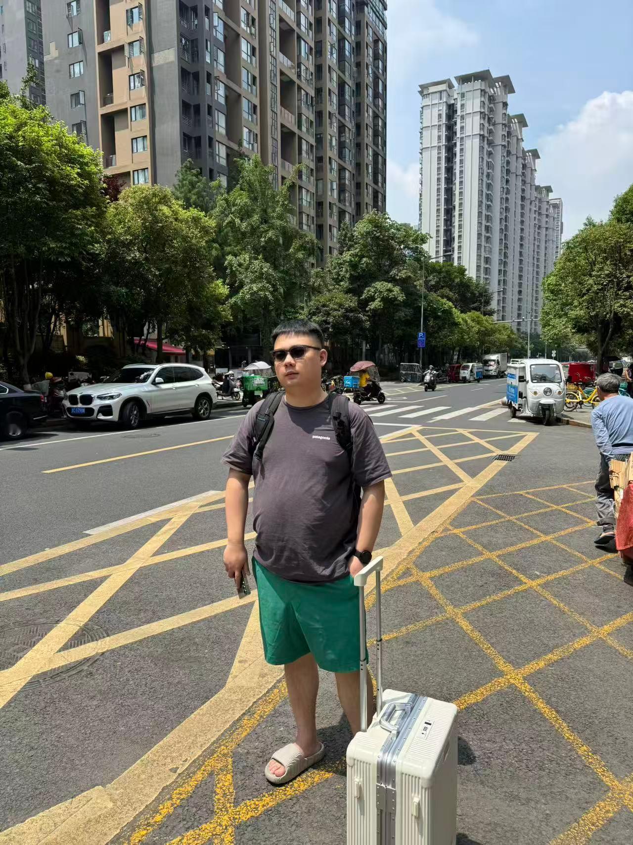 同一件衣服，你看我有几分像从前。