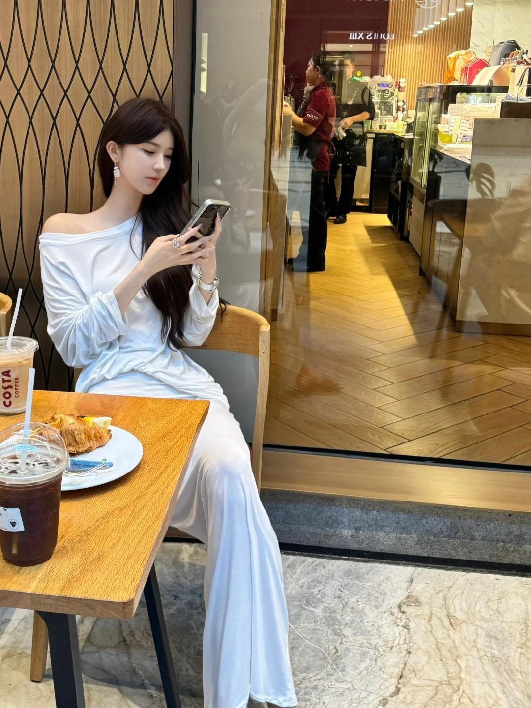 知性温柔的模特小姐姐，眼上睑的薄肌像刚凝固的温奶布丁，软乎乎地贴在眼骨上，眨眼时