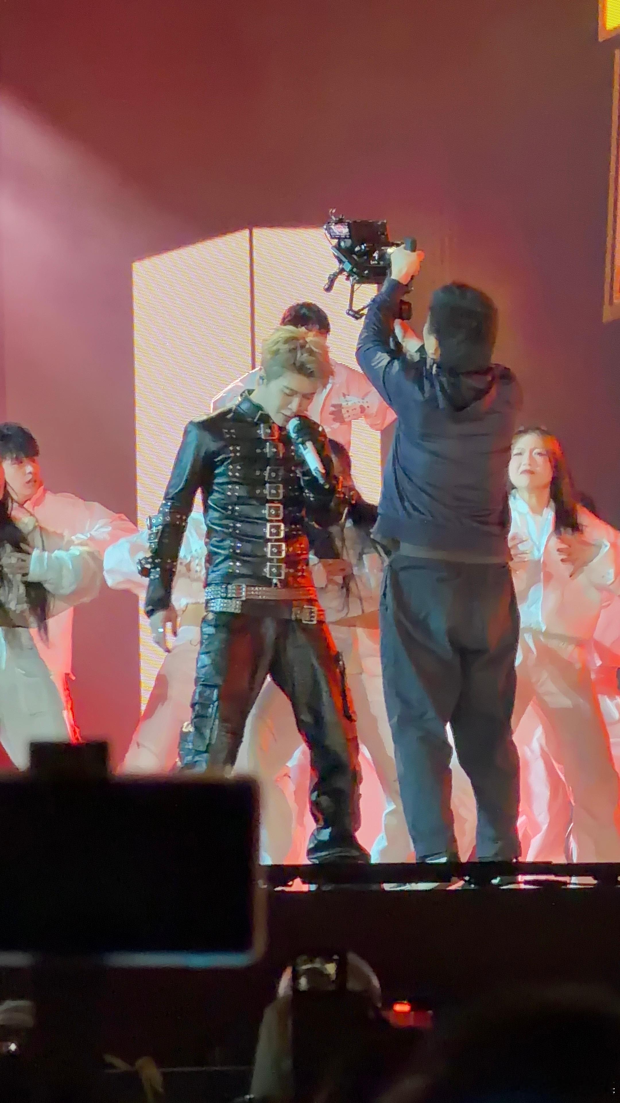 不愧是新能源车企赞助的晚会小鲜肉唱歌都带电音属于800V嗓音了浙江卫视跨年晚会2