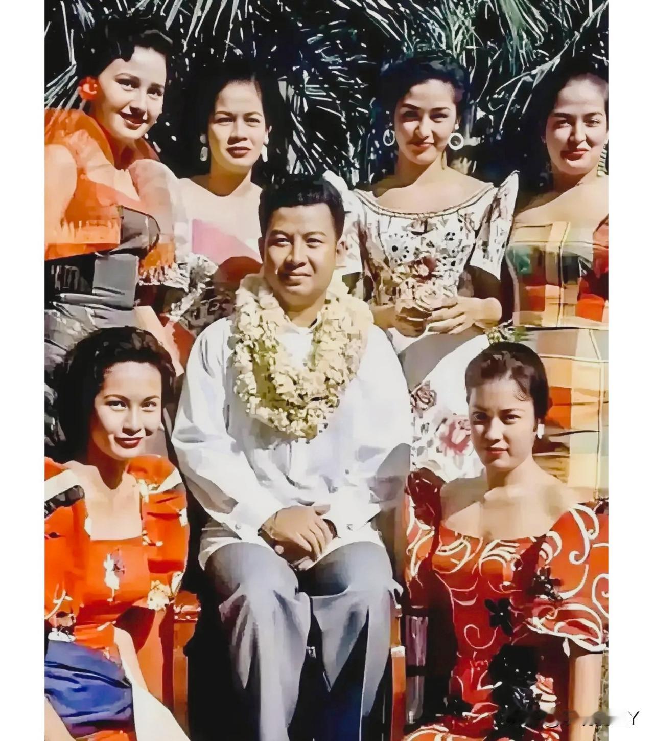 一张老照片，拍摄于上世纪五十年代。这便是他年轻时候的真实模样，而非演员饰演的角色