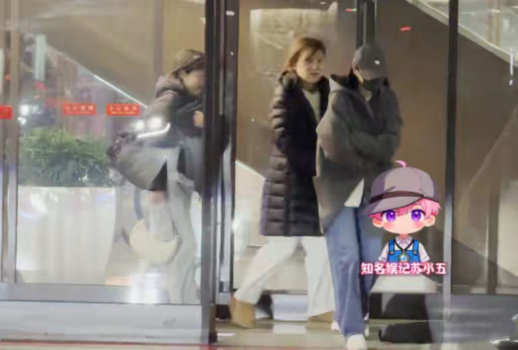 景甜陪妈妈逛商场，双手叉腰捂着肚子走出来，表情痛苦不像冻得