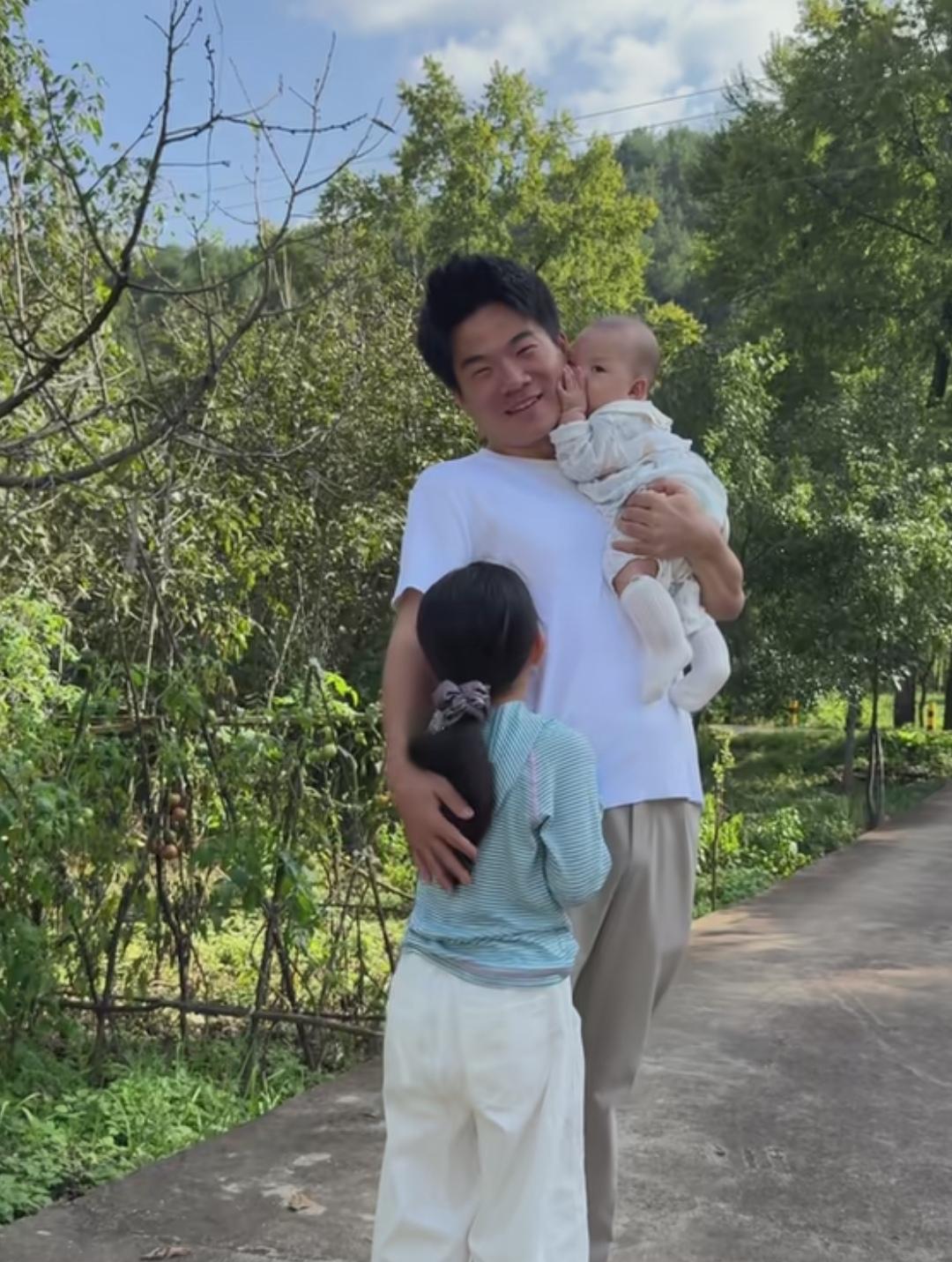 这谁能想到，董宇辉（霸道总裁）回老家在学习带娃，怀里抱一个，手中牵一个。有网友