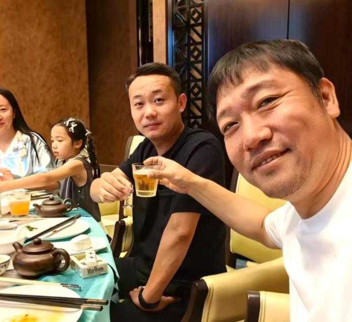 贾冰这次塌房不塌房，不敢说，但有一点敢肯定，那就是以后他再也不会参加所谓的哥们饭