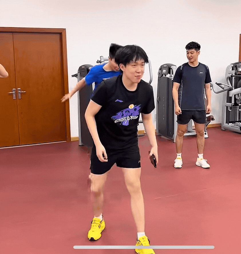 我是真没看出来王楚钦和徐瑛彬跳起来有什么不一样啊！不都是跳起来在空中倒腾两下