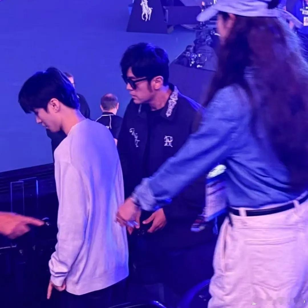 王俊凯居然和周杰伦去看澳网了？他们两个关系是真蛮铁的了。。。话说真想采访他：喜欢