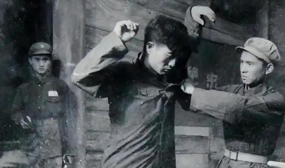 1949年上海，华山路1101弄余庆坊21号，住着一对寻常夫妻。男人叫叶英，常州
