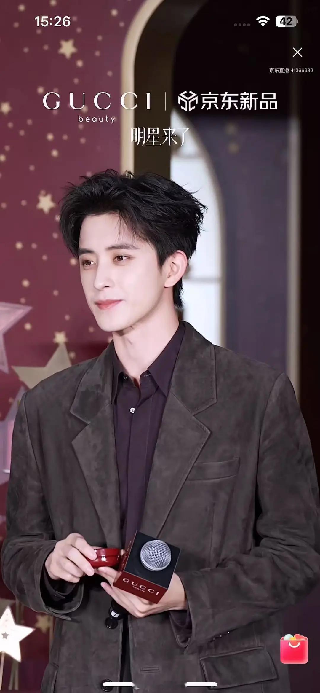 敖瑞鹏线下活动完全是霸总既视感，很帅。