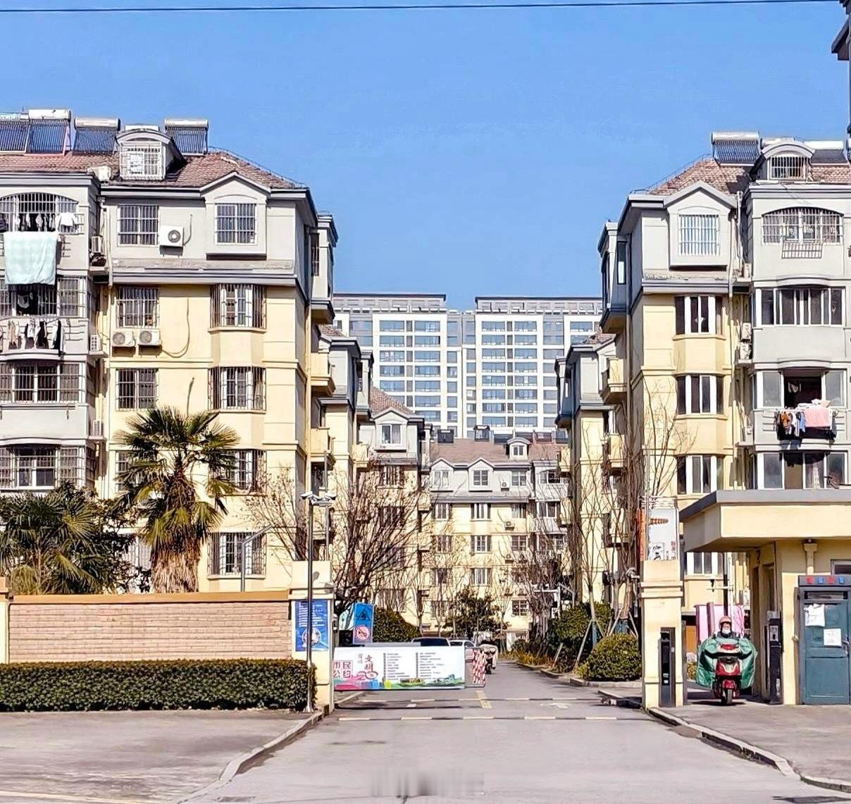 大家有没有发觉，房子跌得比较厉害的就是老破小和高层。现在老破小很难卖出去，即使卖