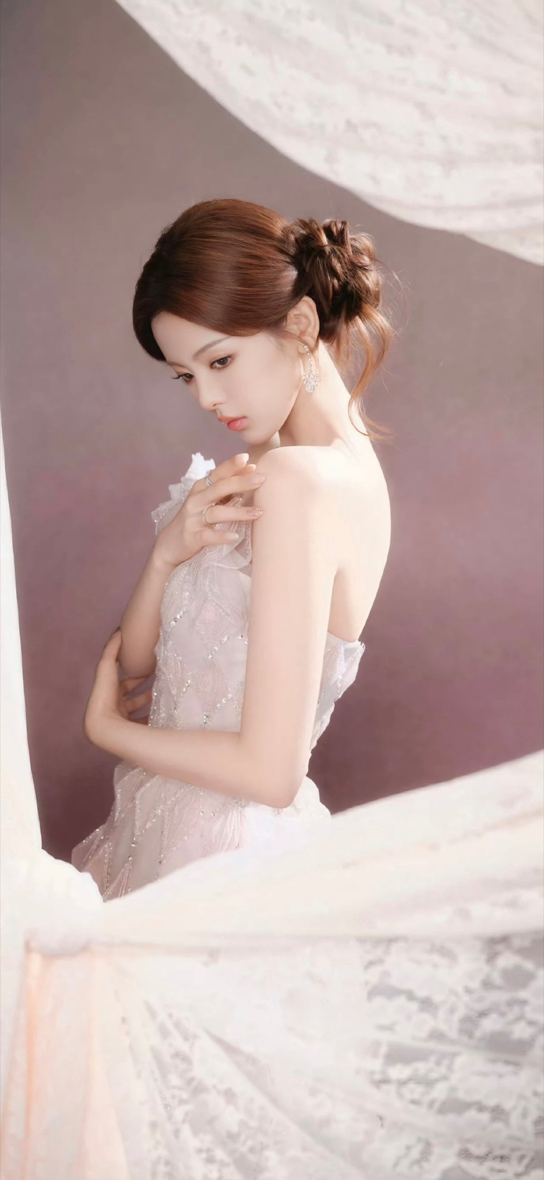 谁懂啊！杨超越备菜也太丝滑了吧！刀工又快又稳，洗菜、切菜、摆盘一气呵成，简直像开