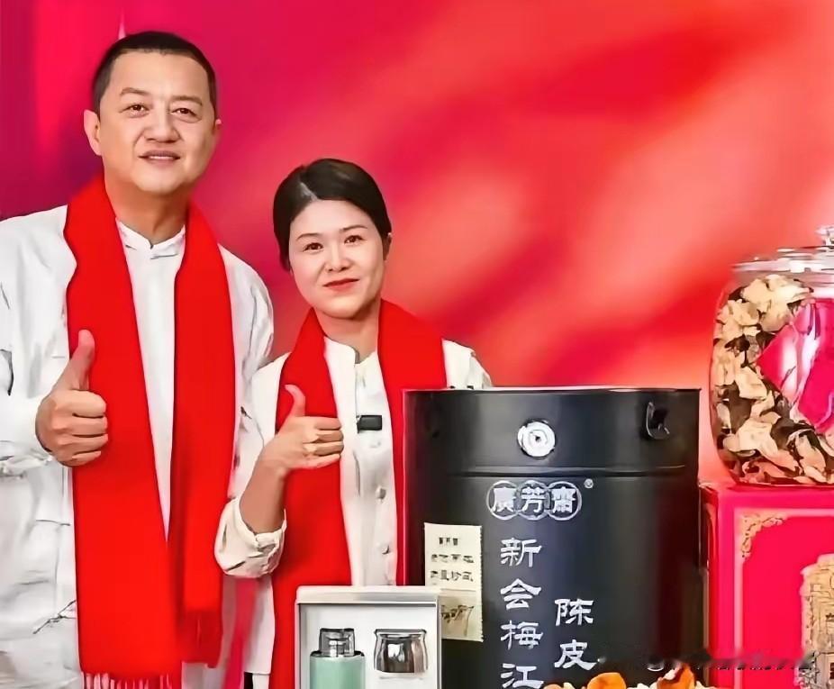 直播间里，李亚鹏对着广芳斋葛总说道：“这张合影，你拿去免费用上一个月。”只为