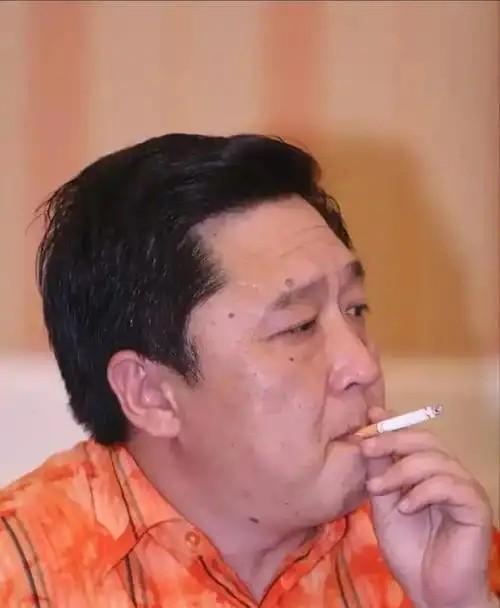 郭德纲把上亿的股权推到于谦面前，他笑着摆了摆手。他说，我就是个后台说相声的，你