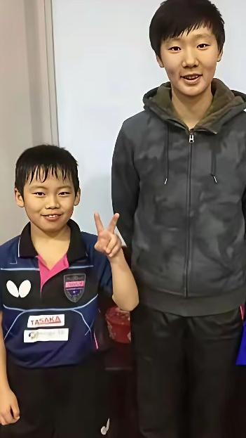 12岁的松岛辉空把王曼昱当偶像，合照时举起剪刀手，带着稚嫩天真和可爱的神情，满