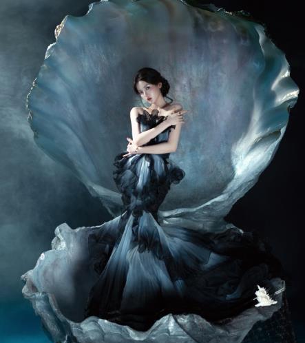 #杨超越黑鸢尾公主裙#最美村花杨超越在2025年上海国际电影节的红毯及发布会上